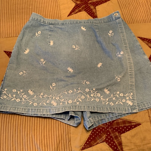 Fashion Bug Dresses & Skirts - Jean skort with pretty white appliqué. Size 16